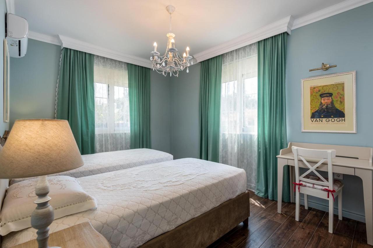 Cypress View Boutique Asgourou
